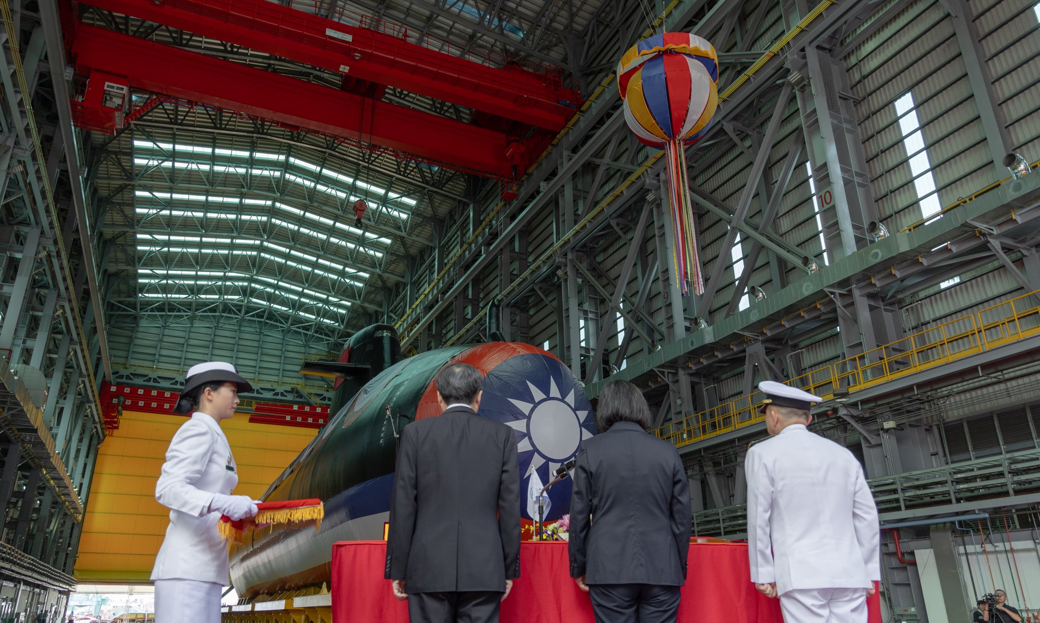 台灣首艘國造潛艦原型艦「海鯤號」命名暨下水典禮。圖／總統府